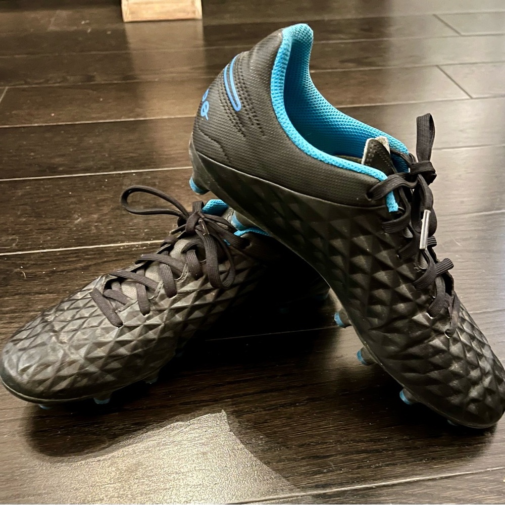 Nike Tiempo Women’s Soccer Shoes (Size 6.5)